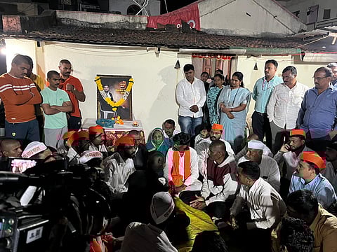 आरक्षणासाठी जीवन संपवलेल्या सिद्धेशच्या कुटुंबियांची जरांगेंनी घेतली भेट