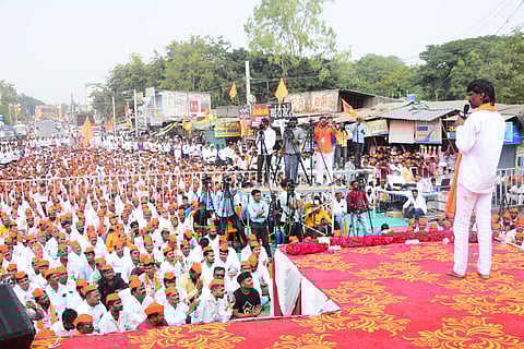 नेवासानगरीत मराठा योद्धा मनोज जरांगे पाटलांचे क्रेनद्वारे केले पुष्पवृष्टीने जंगी स्वागत
