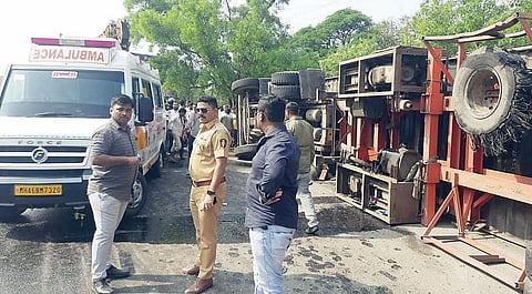 Pune News : कंटेनर उलटल्याने तिघांचा मृत्यू