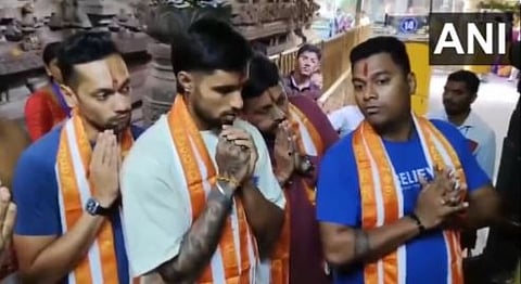 टीम इंडियाचे खेळाडू नरसिंह स्वामींच्या चरणी नतमस्तक