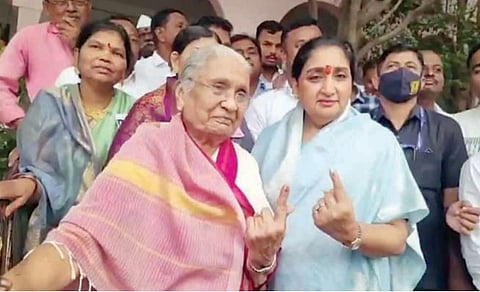 माझ्यादेखत दादा मुख्यमंत्री व्हावेत ; अजित पवार यांच्या आई आशा पवार यांची इच्छा