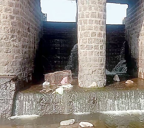 बंधार्यांतून लाखो लिटर पाण्याची गळती