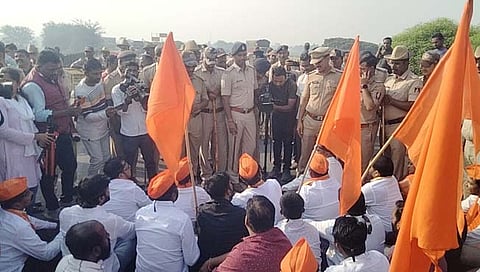 शिवसेनेतर्फे रास्तारोको आंदोलन