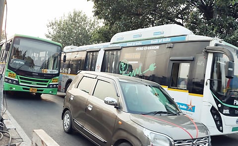 Pune News : बेशिस्त बसचालकामुळे कोंडीत भर !