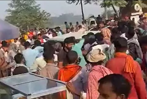 अपघात झाला अन् कारमधील दारूच्या बाटल्या पळवण्यासाठी उडाली झुंबड