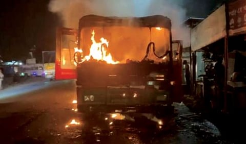 अचानक लागलेल्या आगीत बस खाक ; सर्व प्रवासी सुखरूप