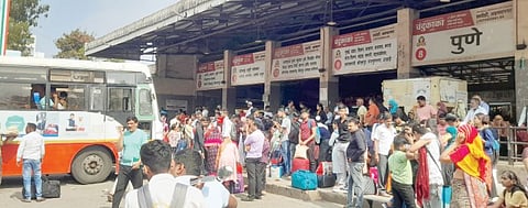 नगरहून पुण्याला जाणार्या लालपरी हाऊसफुल्ल !