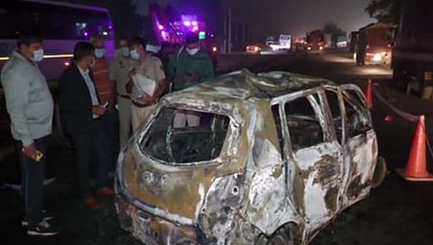 टँकरच्या धडकेने कारला आग, ४ जणांचा मृत्यू