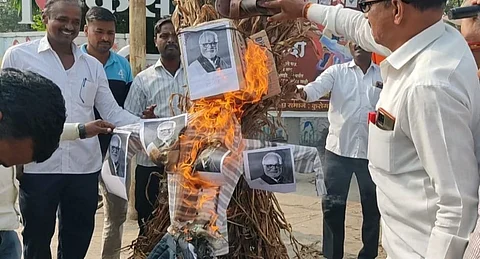 Maratha Resevration : छगन भुजबळांचा प्रतिकात्मक पुतळा जाळुन निषेध व्यक्त