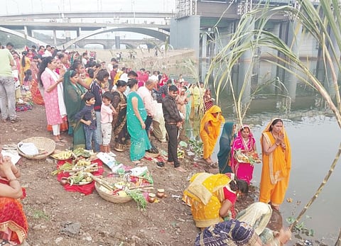 येरवड्यात छटपूजा उत्साहात ; उत्तर भारतीय महिलांसह भाविकांची गर्दी