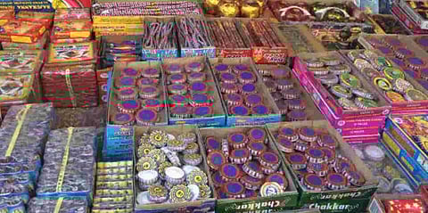 Pune News : मुलांना फटाक्यांपासून दूरच ठेवा! शिक्षण आयुक्त सूरज मांढरे