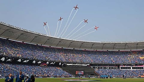 IND VS AUS Final World Cup 2023 | नरेंद्र मोदी स्टेडियमवर ‘सूर्यकिरण’ एअर शोचा थरार, पाहा व्हिडिओ