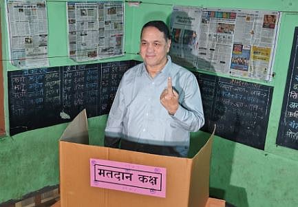 Dilip Valse Patil : दिलीप वळसे पाटलांनी बजावला मतदानाचा हक्क