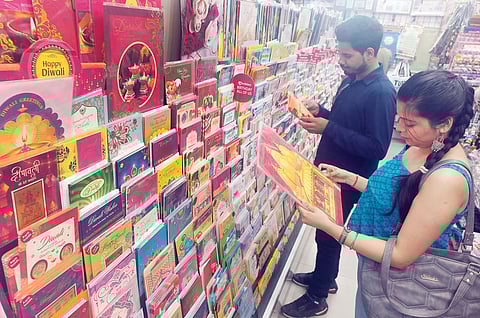 Pune News : सोशल मीडियाच्या जमान्यातही शुभेच्छापत्रांची चलती