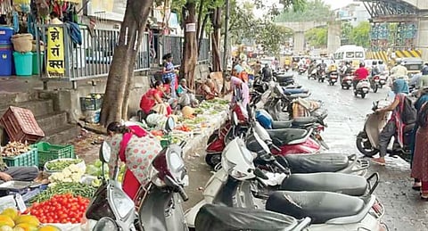 पुणे शहरात 40 टक्के फुटपाथवर अतिक्रमणे