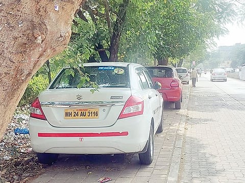 Pune News : पदपथावरील पार्किंग पादचार्यांच्या जीवावर