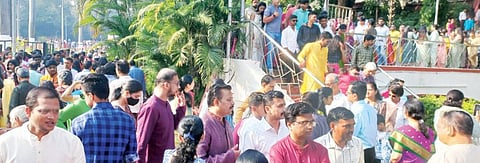 Diwali 2023 : पुणेकरांचे सहकुटुंब देवदर्शन