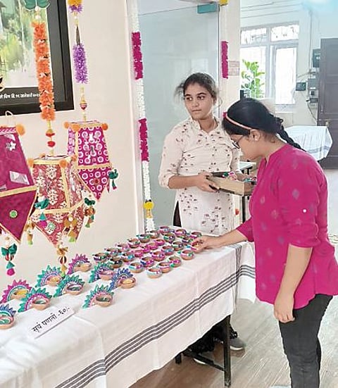 Pune News : दिव्यांग अन् विशेष मुलांनी साकारल्या पणत्या-दिवे