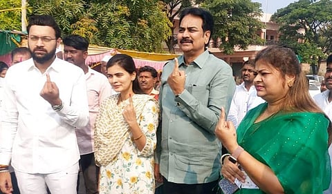 Harshvardhan Patil : हर्षवर्धन पाटील यांनी सहकुटुंब बजावला मतदानाचा हक्क