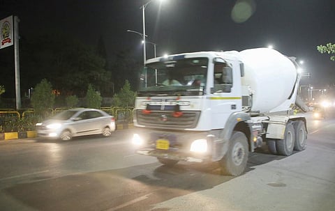 Pimpri News : वाहतूक पोलिसांचा अजब कारभार; निषिद्ध वेळेतही अवजड वाहनांचा शहरात प्रवेश!