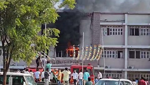 जिल्हापरिषदेच्या दुसऱ्या मजल्यावर आग