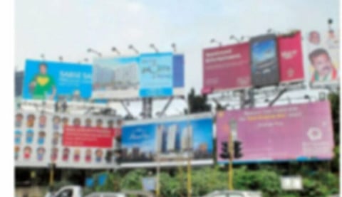 Pimpri News : नियमबाह्य होर्डिंगवर पडणार हातोडा