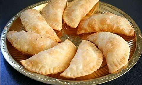 करंजीचा इतिहास माहिती आहे का ? या परदेशी मिठाईशी आहे साधर्म्य