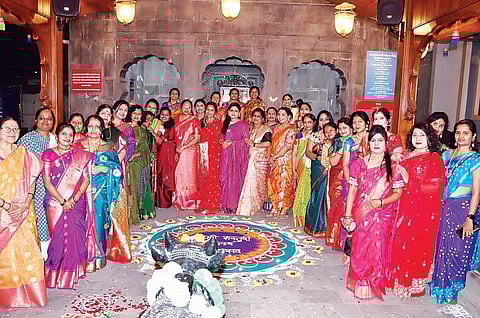 Kasturi Club : तिमिरातूनी तेजाकडे; मंगलमय वातावरणात उजळले दीप