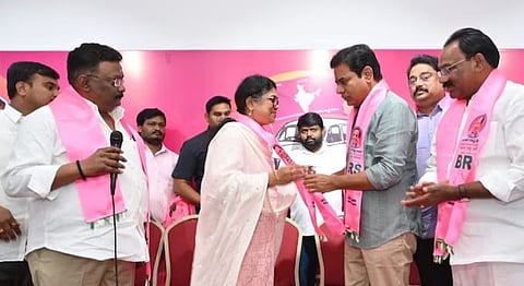 पलवाई स्रावंती यांनी आज ( दि.12) चंद्रशेखर राव यांच्या भारत राष्ट्र समिती ( बीआरसी) पक्षात प्रवेश केला.