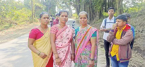 Leopard News : शाळेच्या वाटेवर ‘तो’ दबा धरून बसलेला असतो.