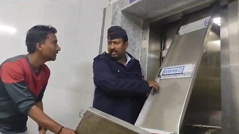 Pune News : ससून रुग्णालयाच्या लिफ्टमधे 6 जण अडकले अन्… प्रशासनाची उडाली धावपळ