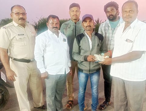 असाही प्रामाणिकपणा ! अपघातातील जखमीचे 1 लाख रुपये परत