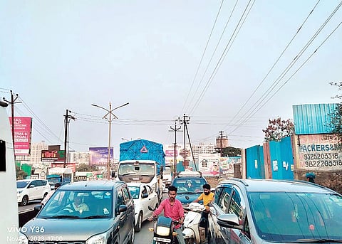 Pune News : महामार्गावरील अडथळे काढणार तरी कधी?