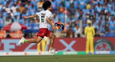 क्रिकेट विश्वचषक स्पर्धेतील अंतिम सामन्यावेळी अहमदाबादच्या नरेंद्र मोदी स्टेडियमवर पॅलेस्टाईन समर्थकाने थेट मैदानात धाव घेतली.