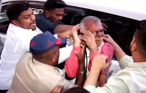 शरद पवारांवरील टीका भोवली ; पुण्यात नामदेव जाधवांना काळं फासलं