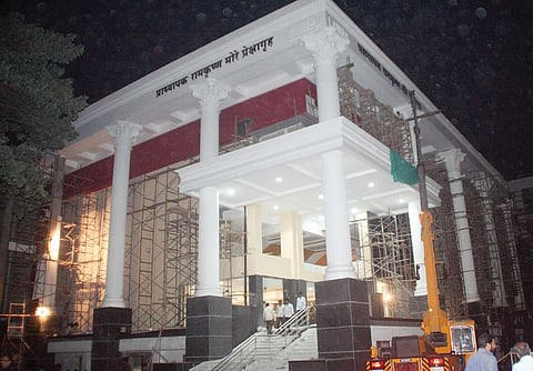 Pimri News : नाट्यगृहाच्या भाड्याचा अपहार; लिपिक निलंबित