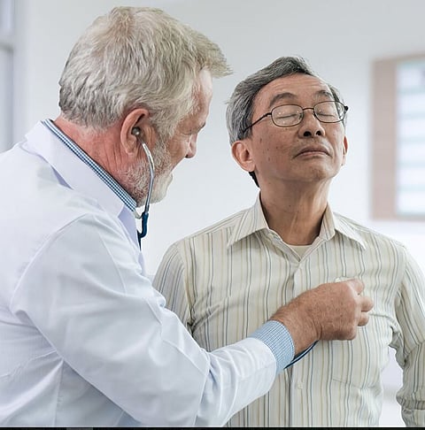 सावधान ! ज्येष्ठांमध्ये वाढताहेत श्वसन विकार; काय काळजी घ्याल ?