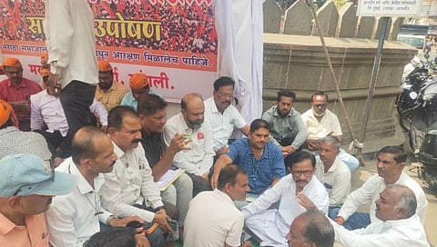 सांगली : जिल्हाधिकाऱ्यांची तात्काळ बदली करा, अन्यथा लोकप्रतिनिधींच्या दारात आंदोलन