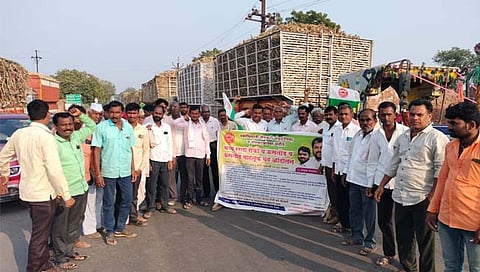 छ. संभाजीनगर : पैठण येथे ‘स्वाभिमानी’च्या वतीने रास्ता रोको आंदोलन