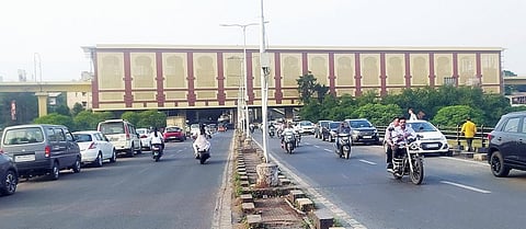 Pune News : कल्व्हर्ट, पूल झाले अनधिकृत पार्किंग