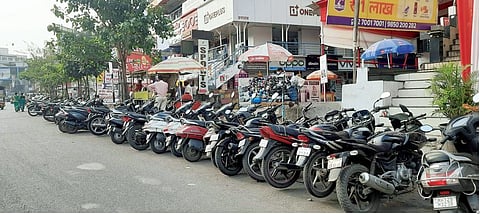 Pune News : ‘पार्किंग’च्या सुविधेअभावी दंडाचा भुर्दंड!