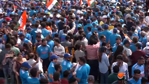 INDvsAUSfinal : टीम इंडिया स्टेडियममध्ये दाखल; चाहत्यांची मोठी गर्दी