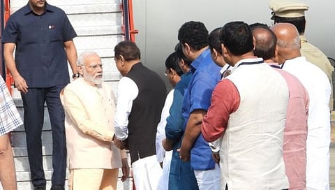 पंतप्रधान मोदींचे विमान उतरले गोंदियात; प्रफुल्ल पटेल स्वागताला