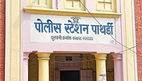 Nagar News : पोलिस ठाण्याच्या आवारात पोलिसाचा धिंगाणा