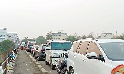 Pimpri News : वाहनतळाअभावी देहूत बेशिस्त पार्किंग