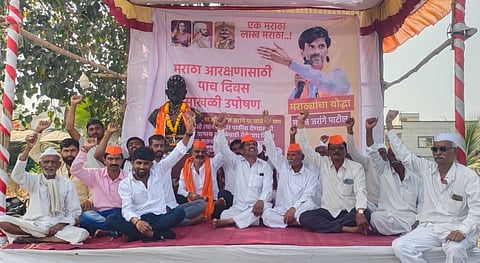 Pune Maratha Reservation : साबळेवाडीत उपोषण, नेत्यांना गावबंदी!