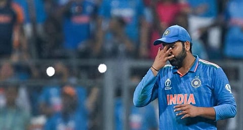 विश्वचषक स्पर्धेतील अंतिम सामन्यातील पराभवानंतर टीम इंडियाचा कर्णधार राेहित शर्माला अश्रू अनावर झाले.