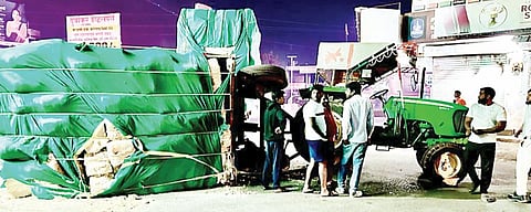 Pune : शिक्रापूरला भुसा घेऊन जाणारी ट्रॉली उलटली