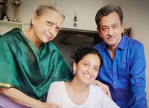 tejashree pradhan with parents