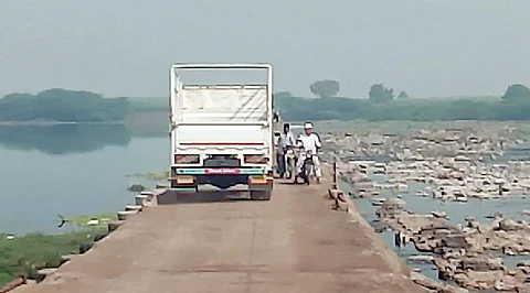 Pune News : बंधार्यावरून प्रवास ठरतोय धोकादायक